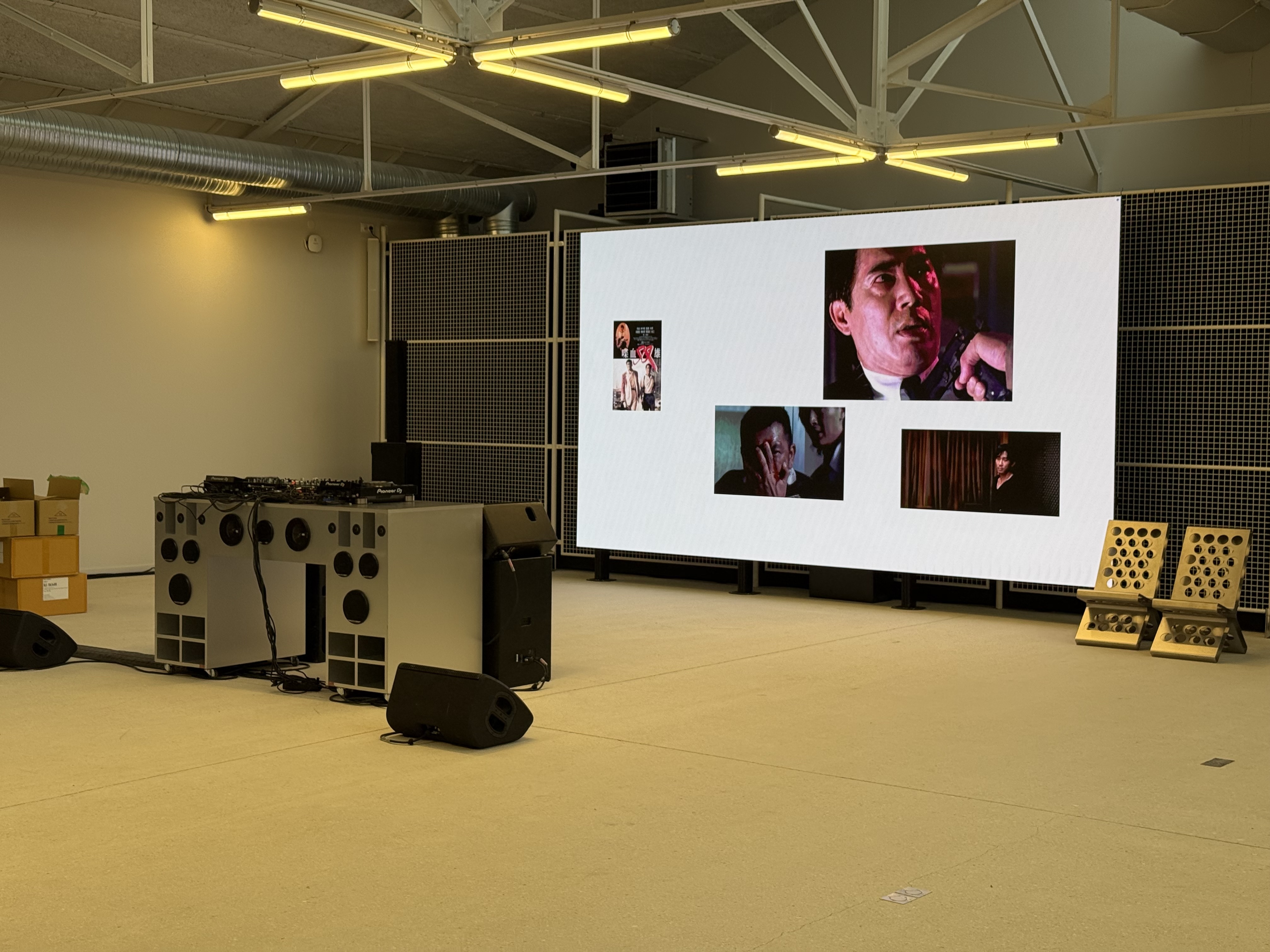 Yard, régie DJ et mur LED en configuration soirée